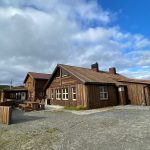 Korgfjellet Mountain lodge, a big brown wooden building with veranda.