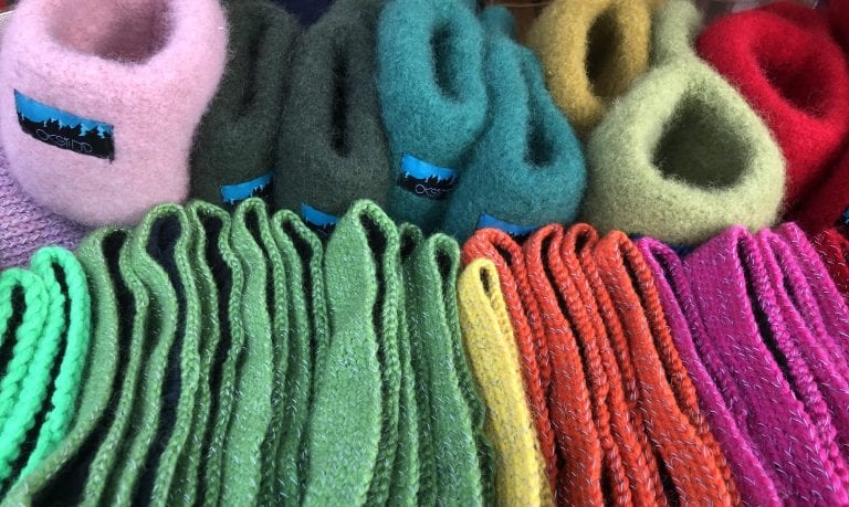 Colorful products from “Okstind” that will keep your head and hands warm on a cold day.